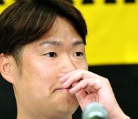 引退会見で涙をこらえる西勇（撮影・田中太一）