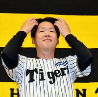 スッキリした表情で会見する西勇（撮影・田中太一）