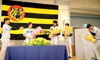 号泣！？しながら会場入りする岩崎（右）に笑顔を見せる西勇（撮影・田中太一）