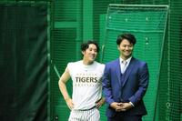 富田（左）と話す松原
