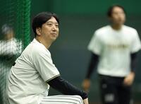 練習を見守る藤川監督（撮影・西田忠信）