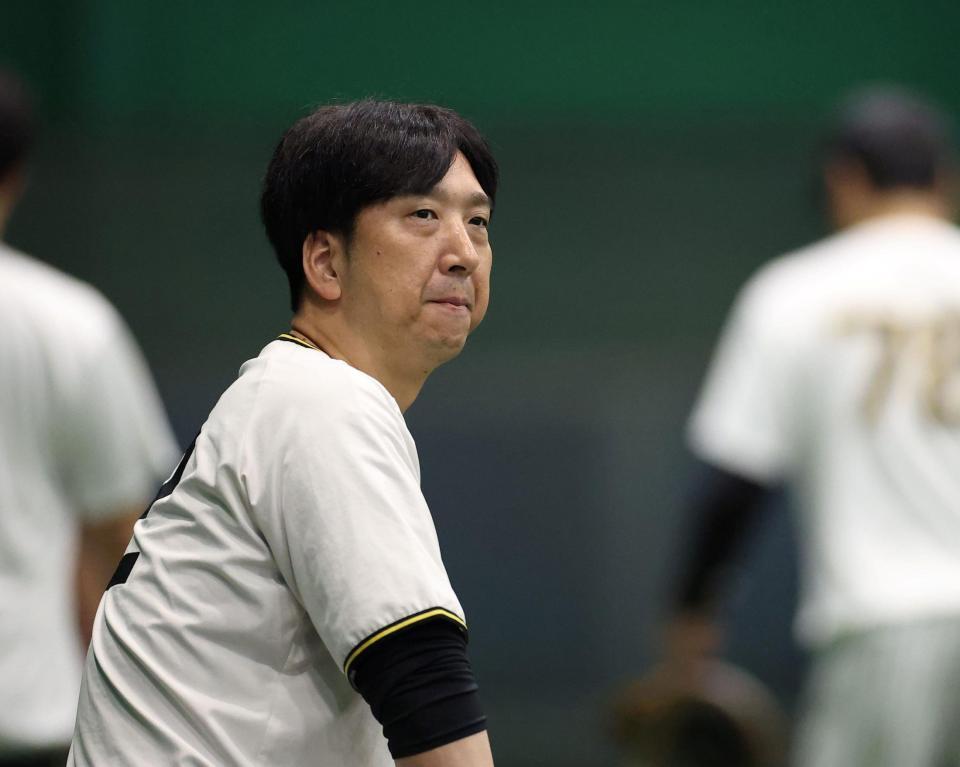 練習を見る藤川監督（撮影・西田忠信）