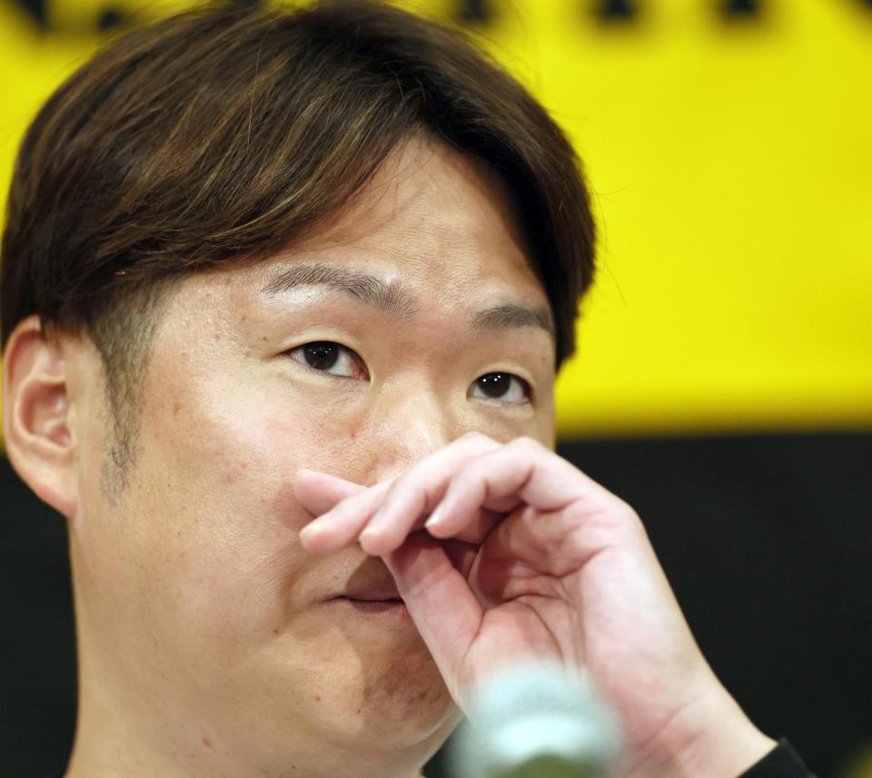引退会見で涙をこらえる西勇（撮影・田中太一）