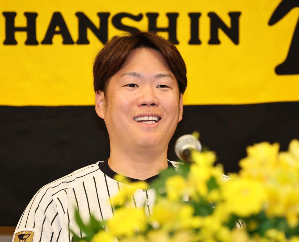 時折笑顔を見せながら会見を行う西勇（撮影・田中太一）