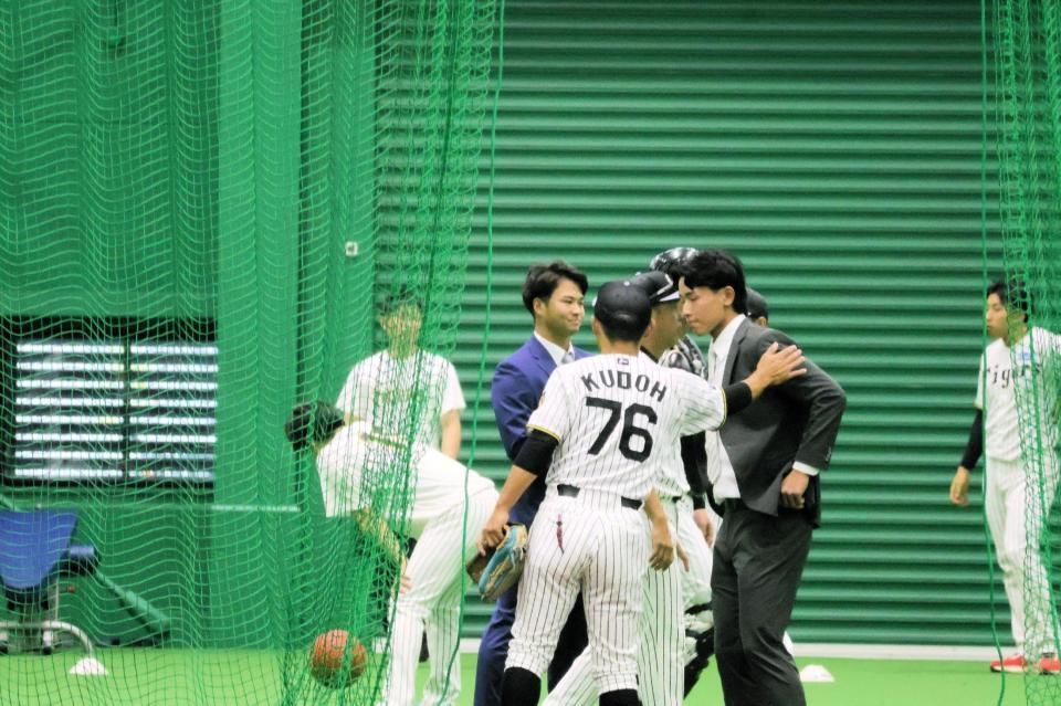 工藤２軍外野守備走塁コーチ（７６）に声をかけられる戸井（中央右）