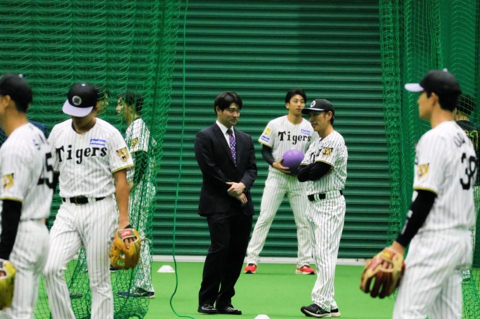 渡辺２軍投手コーチ（中央右）にあいさつする伊藤稜（中央左）