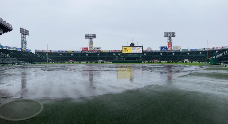 13時頃、雨でぬかるんだグラウンド（撮影・西田忠信）