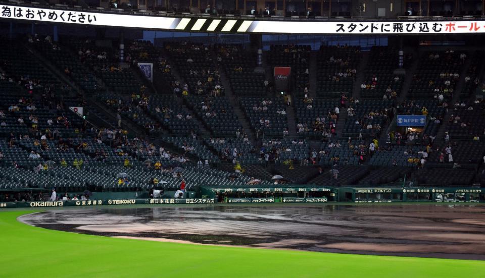 雨が降り続き、試合開始が遅れると場内にアナウンスされた（撮影・山口登）