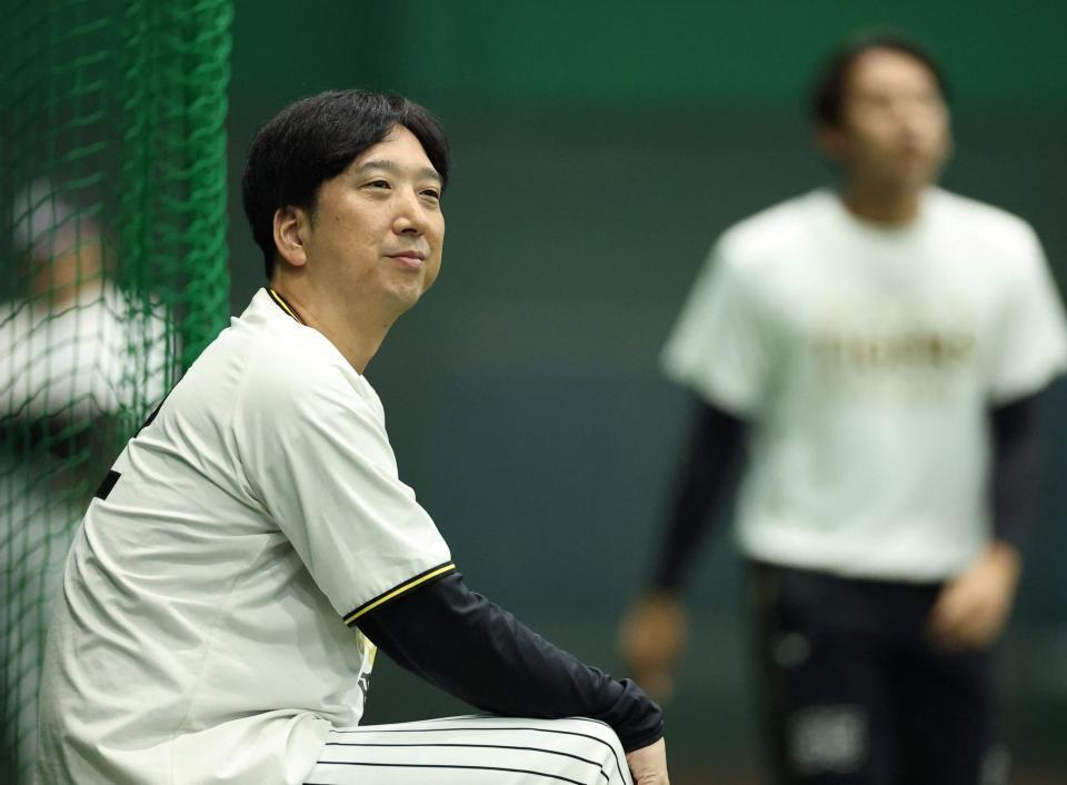練習を見守る藤川監督（撮影・西田忠信）