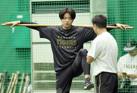 体幹を鍛える阪神・高橋遥人＝甲子園（撮影・田中太一）