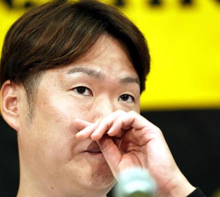 　引退会見でチームへの思いを語る西勇（撮影・田中太一）