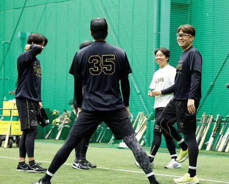 笑顔を見せる西勇（右）ら先発投手陣（撮影・西田忠信）