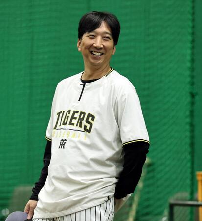 笑顔を見せる藤川監督（撮影・田中太一）