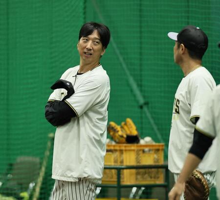 日高コーチと話しをする藤川監督（撮影・田中太一）