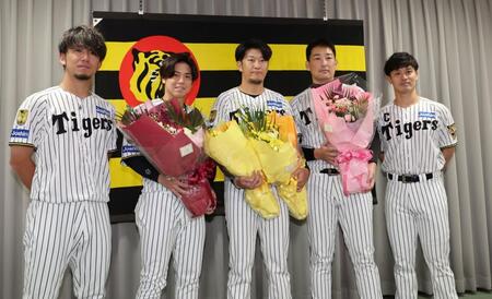 岩貞（中央）の引退会見にサプライズで駆けつけた（左から）伊藤将、梅野、岩崎、坂本（撮影・田中太一）