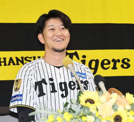 引退会見で笑顔を見せる岩貞（撮影・田中太一）