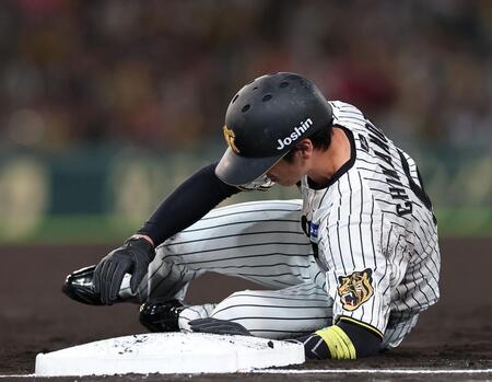 １回、けん制アウトになる近本（撮影・西田忠信）