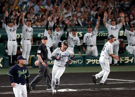 ２回、先制ソロを放ちベースを回る大山（撮影・山口登）