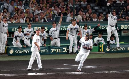 ２回、大山が先制ソロを放ち盛り上がる阪神ナイン（撮影・山口登）