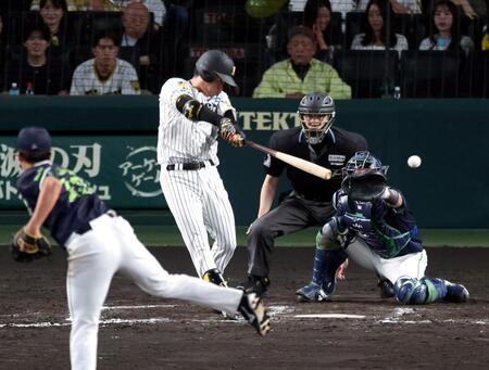 ７回、左前に適時打を放つ高橋（撮影・山口登）