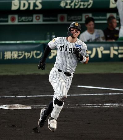 ８回、右越えに２ランを放ちベースを回る佐藤輝（撮影・山口登）