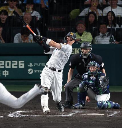 ８回、右越えに２ランを放つ佐藤輝（撮影・山口登）