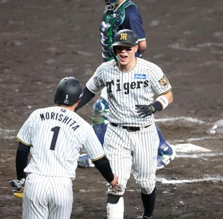 ８回、２ランを放って生還し、迎える森下（１）に笑顔を見せる佐藤輝（撮影・立川洋一郎）
