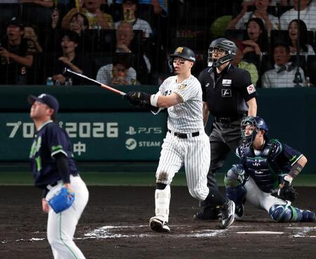 ８回、右越えに２ランを放つ佐藤輝（撮影・山口登）