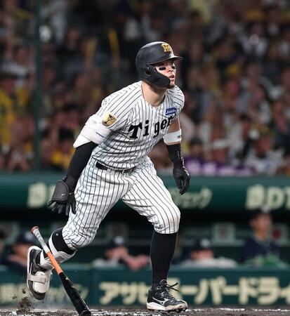 ８回、２ランを放つ佐藤輝（撮影・西田忠信）