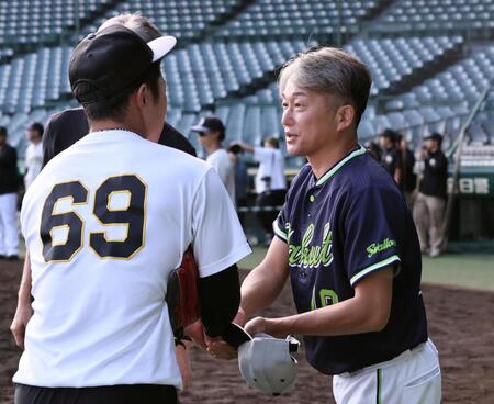 同郷の石井と握手を交わす石川（撮影・田中太一）