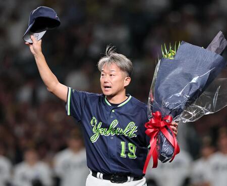 今季限りで引退する石川は甲子園の声援に応える（撮影・田中太一）
