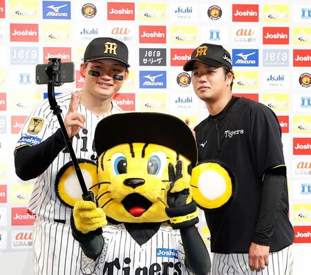 トラッキーと記念撮影する森下（左）と高橋（撮影・西田忠信）
