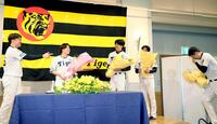　号泣しながら壇上に上がる岩崎（右端）に笑顔を見せる西勇（左端）