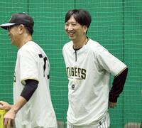 田中コーチと話しをする藤川監督（撮影・田中太一）