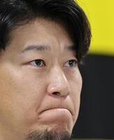 引退会見を行う岩貞（撮影・田中太一）