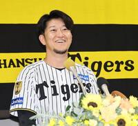 引退会見で笑顔を見せる岩貞（撮影・田中太一）
