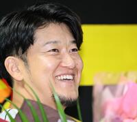 岩崎らから花束を受け取り、笑顔を見せる岩貞（撮影・田中太一）