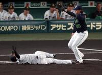 １回、近本はけん制でタッチアウトになる（撮影・山口登）