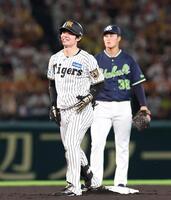 １回、左前打を放ち二塁を狙うもアウトになった中野（撮影・西田忠信）