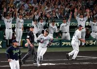 ２回、先制ソロを放ちベースを回る大山（撮影・山口登）