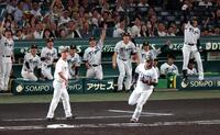 ２回、大山が先制ソロを放ち盛り上がる阪神ナイン（撮影・山口登）
