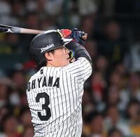 ２回、先制ソロを放つ大山（撮影・西田忠信）