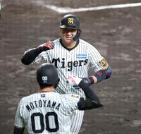２回、先制ソロを放って生還し笑顔を見せる大山（撮影・立川洋一郎）