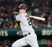 ７回、適時打を放つ高橋（撮影・田中太一）