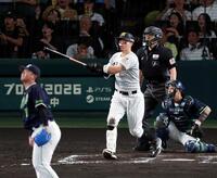 ８回、右越えに２ランを放つ佐藤輝（撮影・山口登）