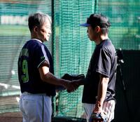 藤本敦士総合コーチ（右）と握手をする石川（撮影・西田忠信）