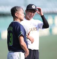 石井（奥）と話をする石川（撮影・西田忠信）