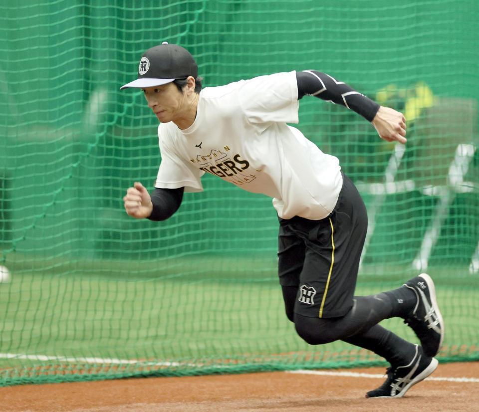 ダッシュを繰り返す近本（撮影・田中太一）