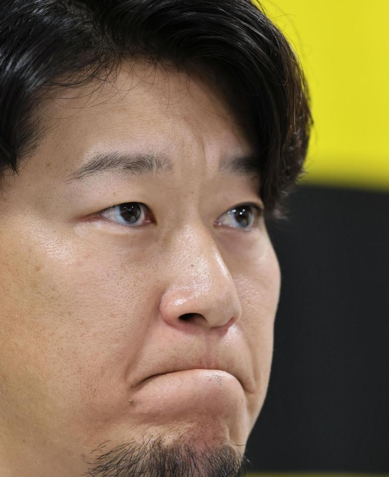 引退会見を行う岩貞（撮影・田中太一）