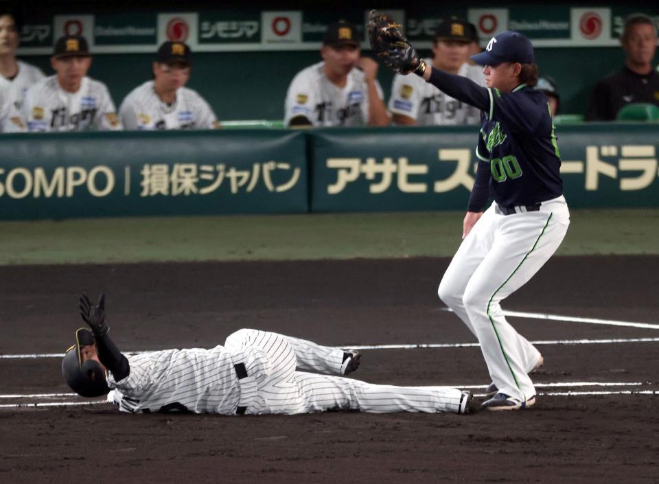 １回、近本はけん制でタッチアウトになる（撮影・山口登）